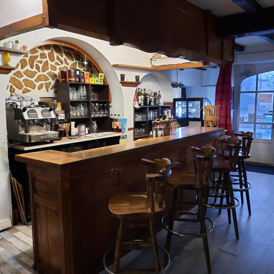 Les 3 Pigeons Hotel Chenay  Екстериор снимка