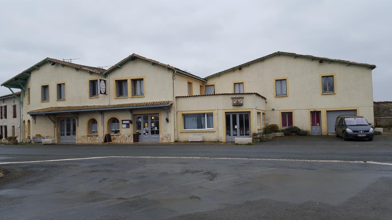 Les 3 Pigeons Hotel Chenay  Екстериор снимка