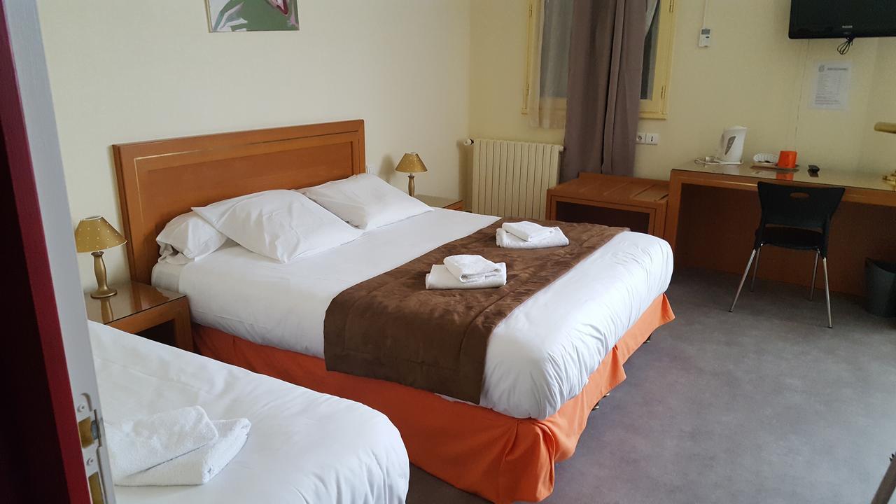Les 3 Pigeons Hotel Chenay  Екстериор снимка